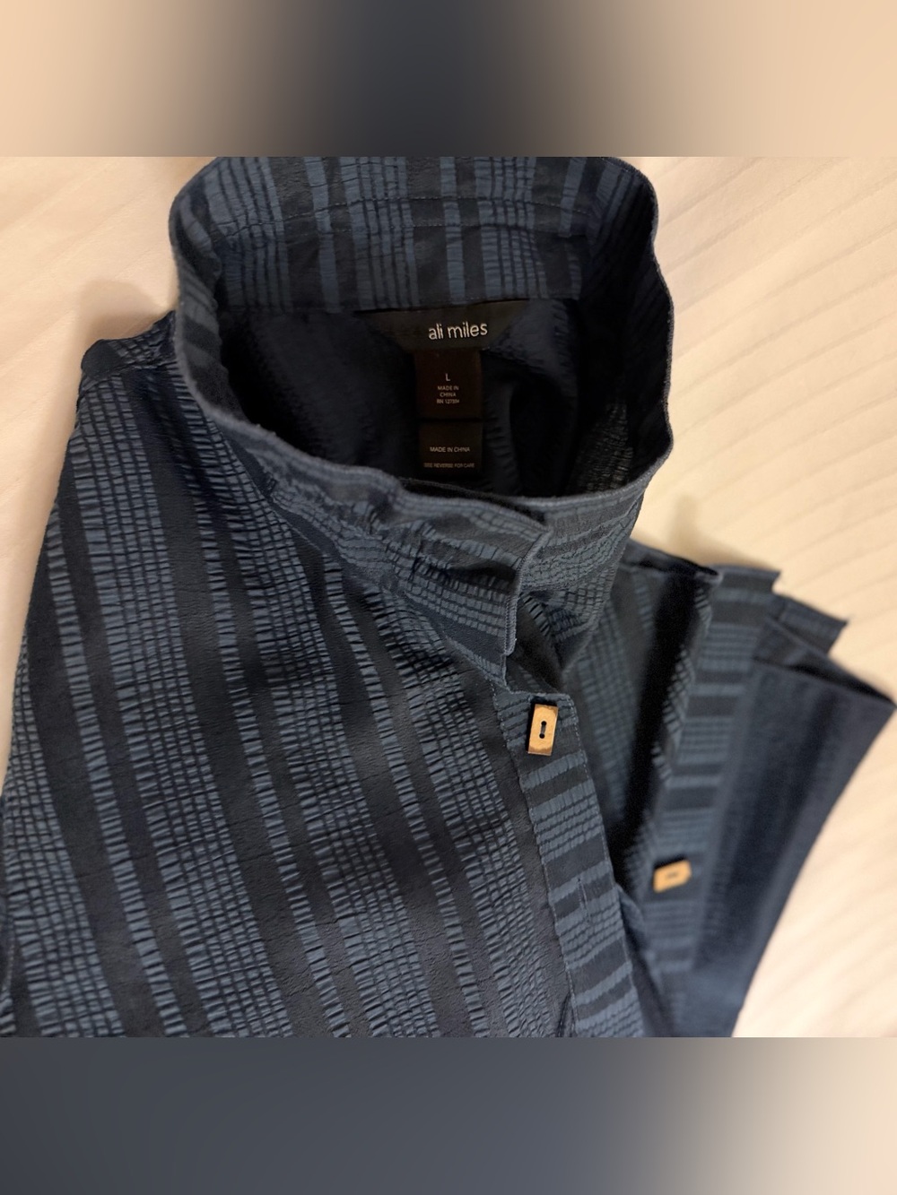Ali Miles blue button up top shirt. Nice quality, well made. Size L